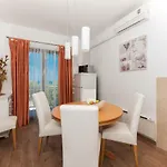 Zara & Maris דירה *