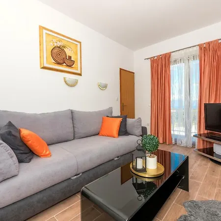 Zara & Maris Daire Gradac (Split-Dalmatia)